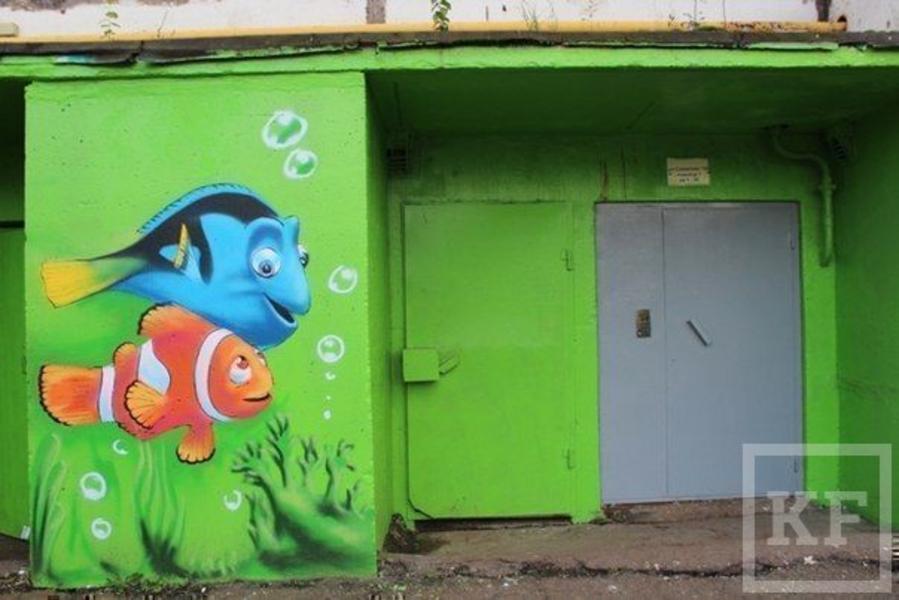 В Альметьевске неизвестный художник рисует на жилых домах