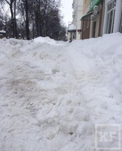 На голову пациентов детской поликлиники в Лениногорске с крыши угрожает обрушиться снежная глыба
