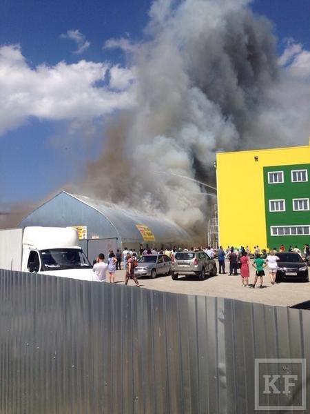 Пожар на складе стройматериалов в Казани угрожает «Вьетнамскому рынку» — МЧС