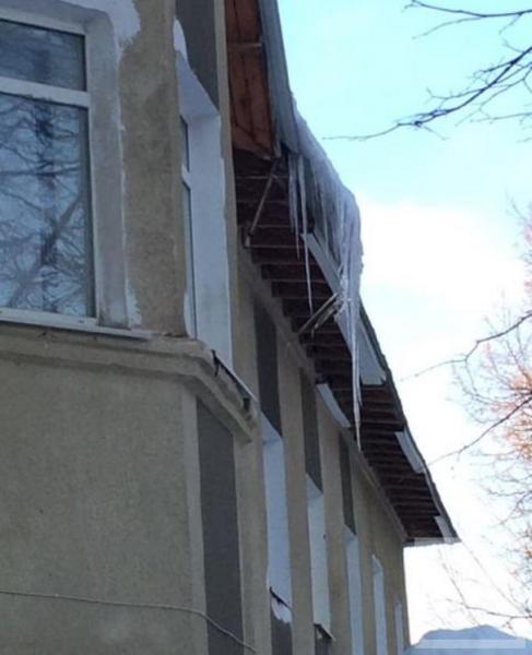 Жители Лениногорска жалуются на сосульки, свисающие с крыш домов