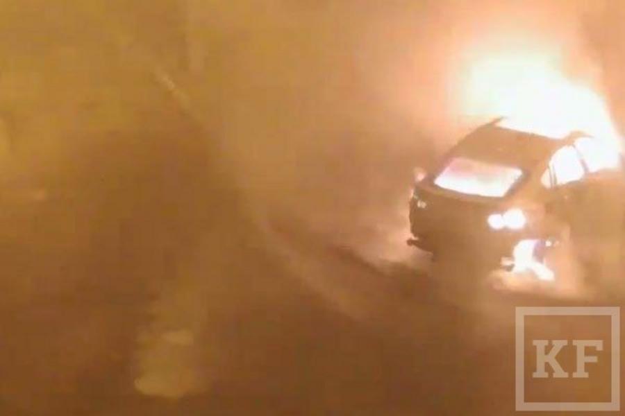 В Астрахани была сожжена BMW X6, оставленная на детской площадке