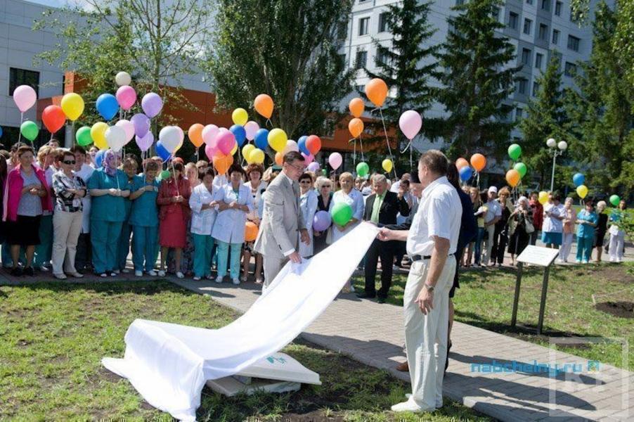 Сквер Славы медицинских работников открыли на территории БСМП Набережных Челнов