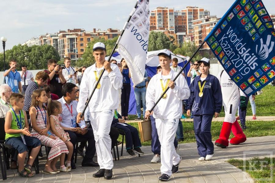 Флаг WorldSkills прилетел в Казань на вертолете под аккомпанемент «Руси»