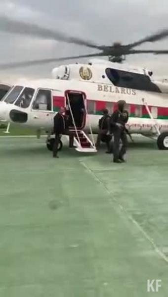 Александр Лукашенко прибыл в резиденцию с автоматом в руках