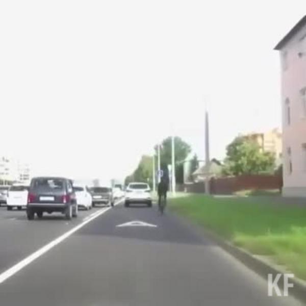 В Казани водитель «семерки»​ сбил велосипедиста, подрезав на повороте