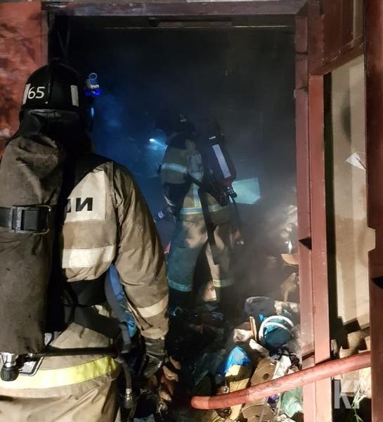 Альметьевские пожарные взломали гараж, чтобы вызволить из огня еле живого мужчину