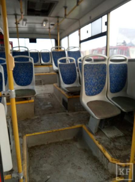 В Казани автобус снес столб, 15 человек пострадали
