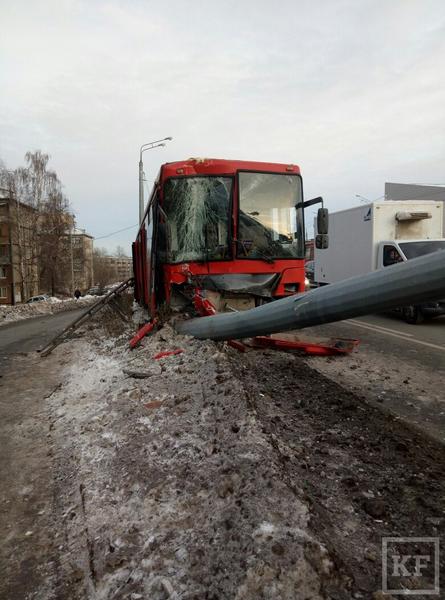 В Казани автобус снес столб, 15 человек пострадали