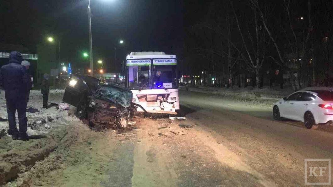 Водитель легковушки в Нижнекамске вылетел на встречку и врезался в автобус