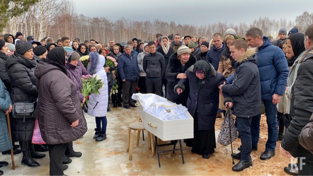 В поселке Васильево похоронили Авелину Назарову, утонувшую на Бали