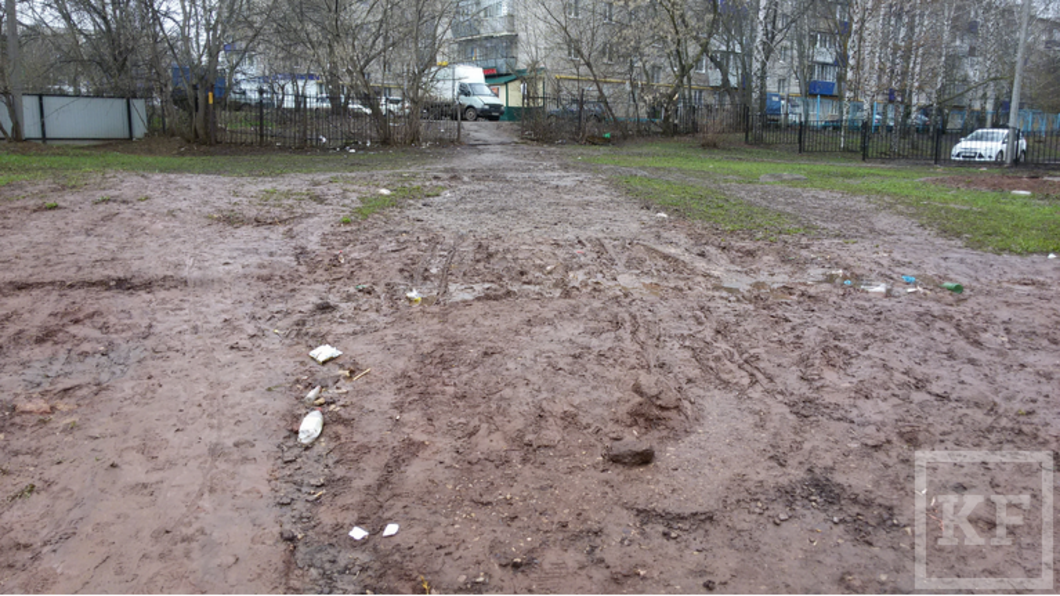Жительница Лениногорска просит заасфальтировать территорию у больницы и жилого дома