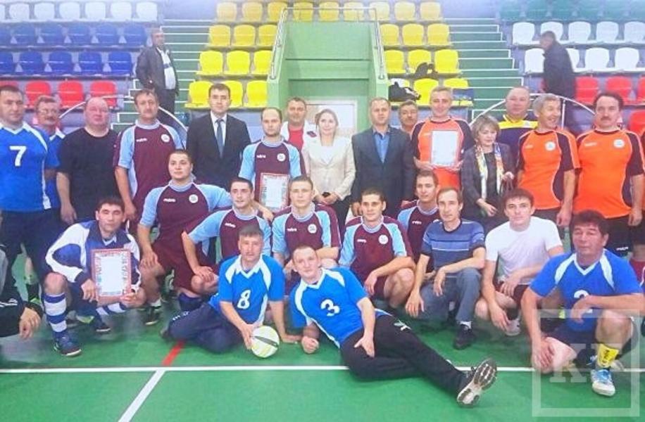 Азнакаевские педагоги взяли серебро на республиканских соревнованиях по мини-футболу