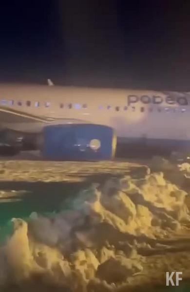 В аэропорту Перми самолет при взлете застрял в сугробах