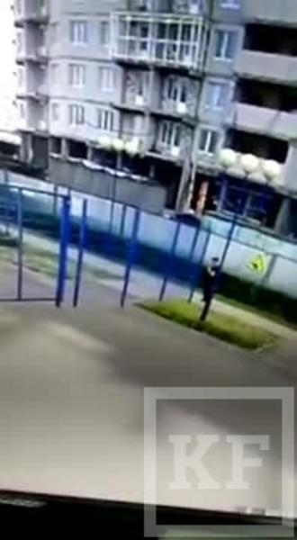 Видео: в Челнах разыскивают извращенца, просившего детей потрогать его