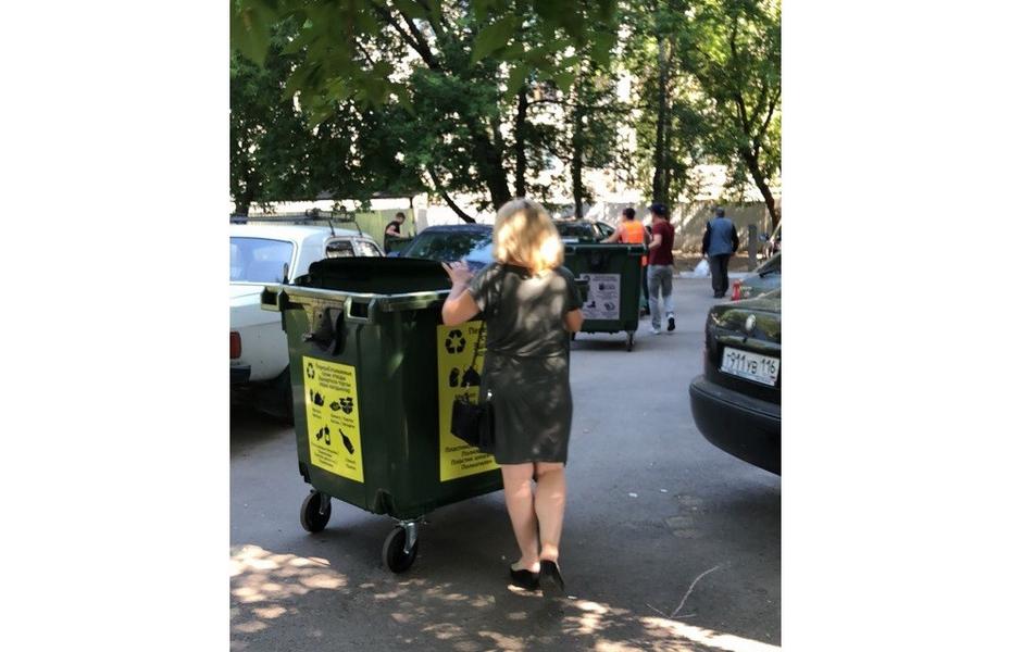 В Авиастроительном районе Казани начали установку контейнеров для раздельного сбора мусора