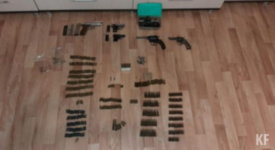 В квартире казанской пенсионерки нашли арсенал оружия и боеприпасов