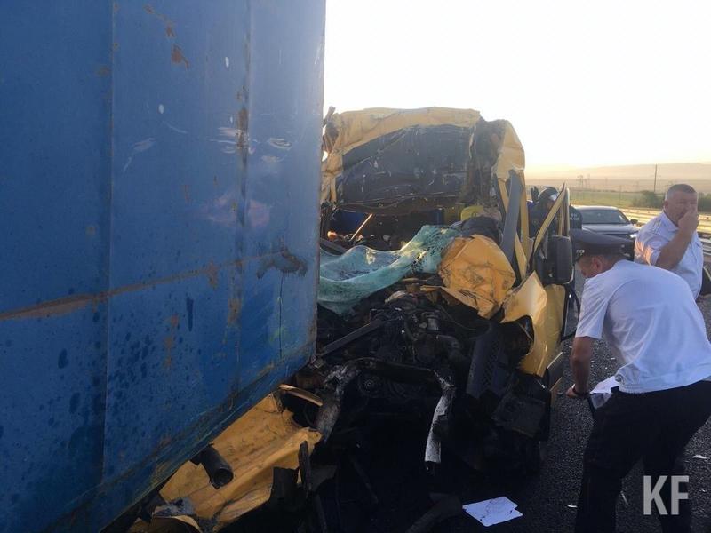 В Крыму при столкновении микроавтобуса с грузовиком погибли девять человек