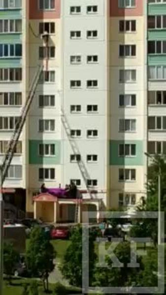 Сотрудники МЧС спасли жителя Нижнекамска, пытавшегося сброситься с восьмого этажа