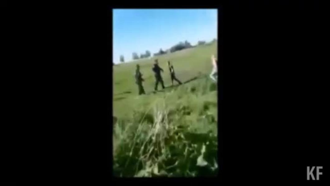 Появилось видео, как в Татарстане дебошир пнул полицейского и пытался отнять оружие