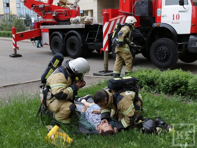 В Казани студенты помогли пожарным тушить горящее общежитие