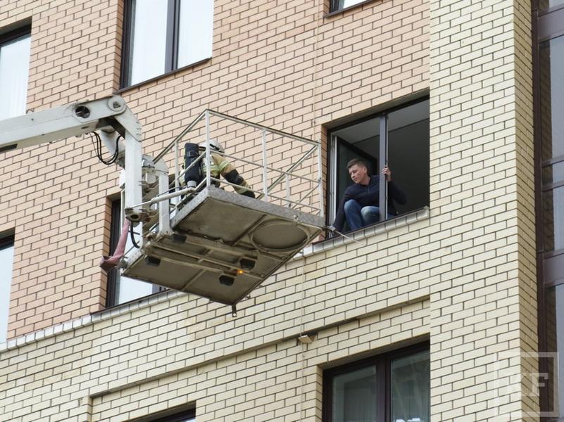В Казани студенты помогли пожарным тушить горящее общежитие
