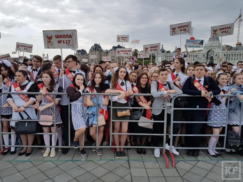 ​Выпускники Казани собрались на последний звонок на Кремлевскую набережную
