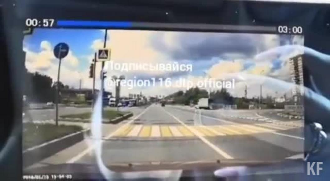 На видео попал момент ДТП с таксистом, выехавшим на «красный» в Казани