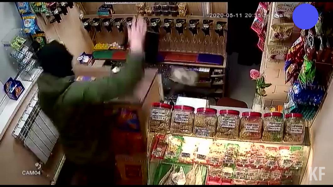 Вооруженный татарстанец напал в алкомаркете на продавца ради 14 тысяч рублей