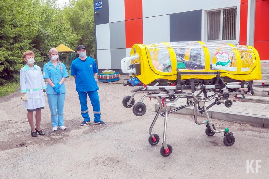 Предприятия Нижнекамска передали медикам боксы для транспортировки пациентов, спецодежду, топливо, антисептики