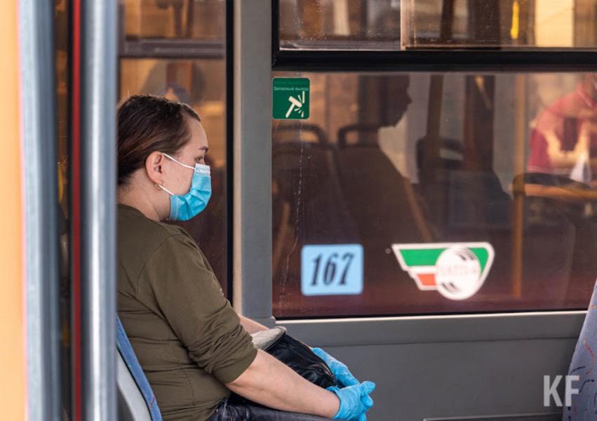Маски и перчатки пополнили гардероб пассажиров общественного транспорта