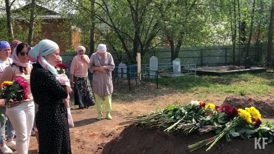 На похоронах учительницы Венеры Айзатовой министр образования и науки Татарстана попросил у нее прощения