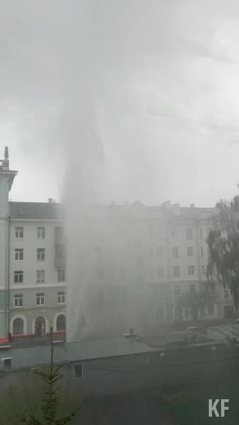 В Авиастроительном районе Казани прорвало теплотрассу, из-за чего вверх взметнулась 8-этажная струя воды