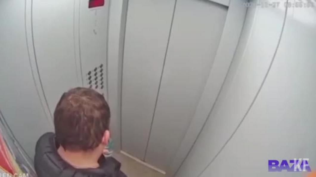 Оренбуржец едва не сжёг себя заживо в лифте и попал на видео