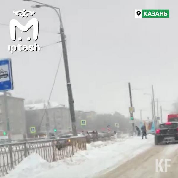 В Казани восстановили движение машин на Беломорской после крушение столба