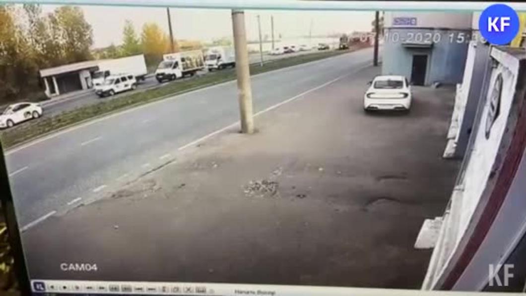 В Казани на Технической трамвай протаранил грузовики, слетев с рельсов: пострадали водитель и пассажир
