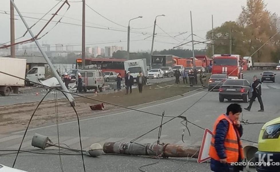 В Казани на Технической трамвай протаранил грузовики, слетев с рельсов: пострадали водитель и пассажир