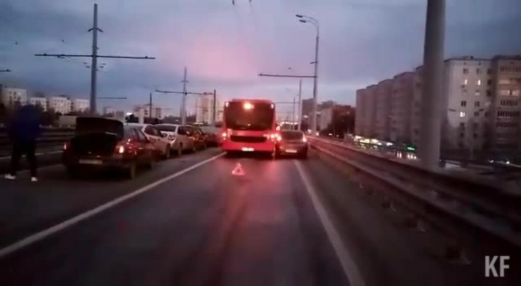 На заледеневшей дороге в Казани произошло массовое ДТП с участием 10 автомобилей