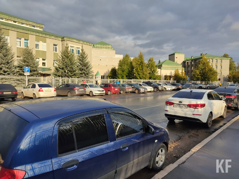 Альметьевцы о парковках: Уже в семь утра нет мест, приходится круги наворачивать