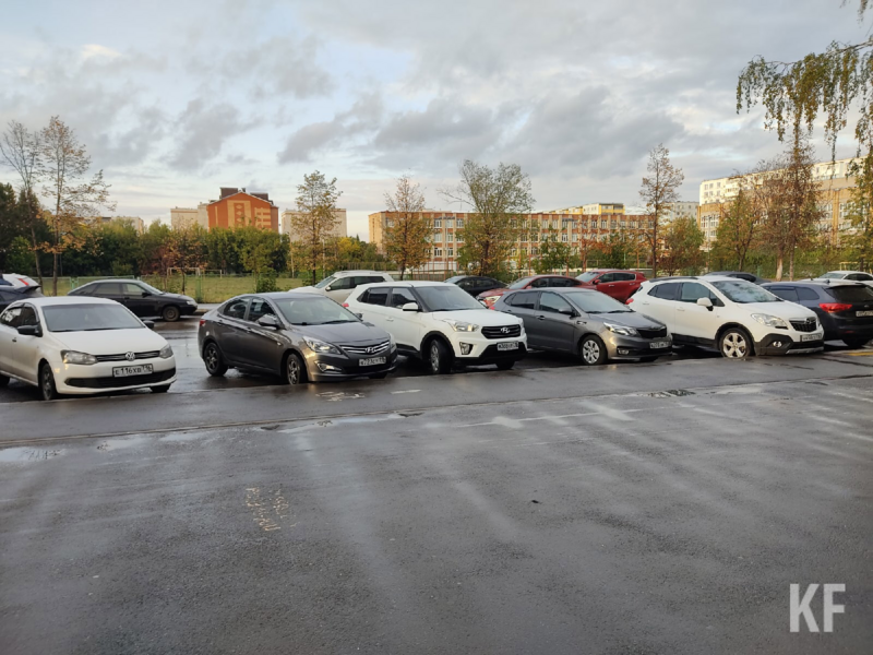 Альметьевцы о парковках: Уже в семь утра нет мест, приходится круги наворачивать