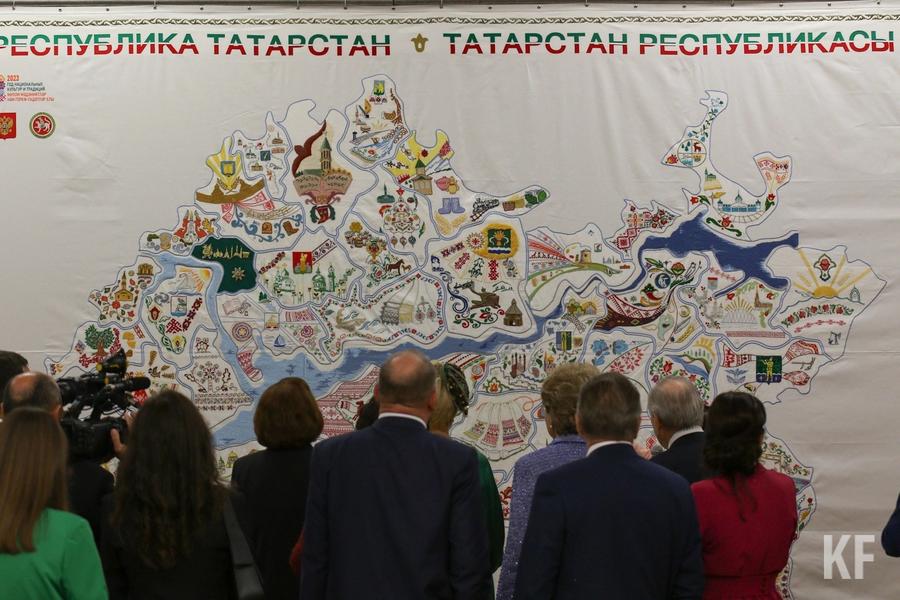 Мастерицы вышили карту Татарстана - Шаймиеву не хватило истории