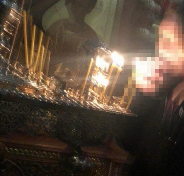 Фото прикуривающих от свечи в храме подростков вызвало скандал в соцсетях