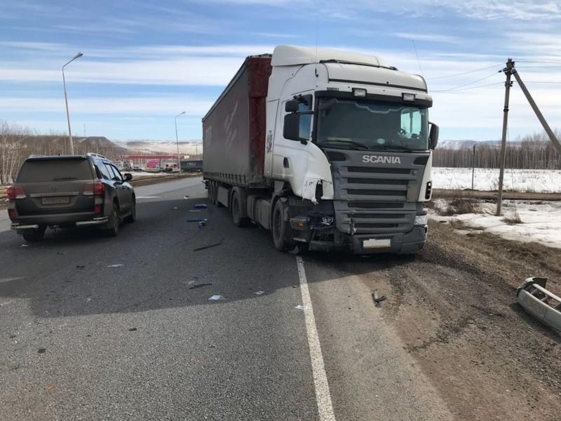 Три человека пострадали при столкновении легковушки с грузовиком в Башкортостане