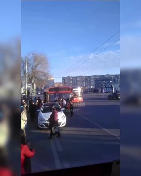 В Казани на остановке подрались водители «‎краснобуса»‎ и иномарки