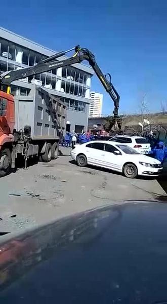 Видео: ТрансТехСервис варварски громит в Казани новые машины