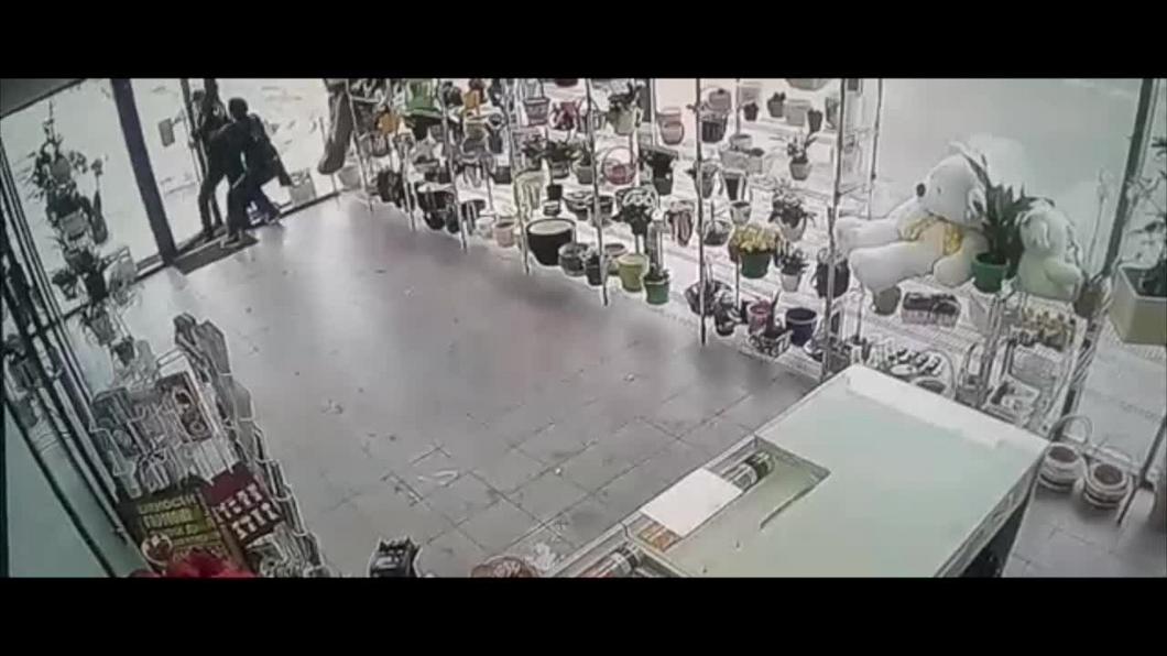 Видео: Мститель разгромил цветочный магазин Челнов и жестоко избил продавца