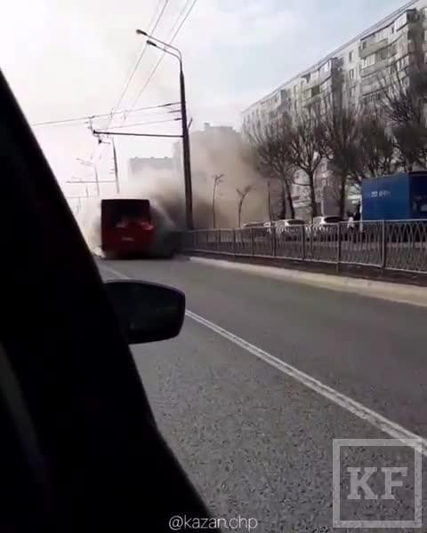 Возле «Парк Хауса» в Казани горит красный автобус