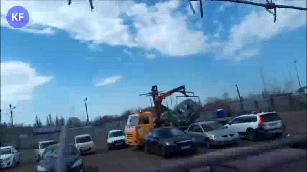 Видео: на казанской штрафстоянке машина сорвалась с эвакуатора