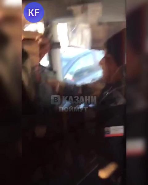 Видео: В Казани подрались водитель автобуса и пассажир легковушки