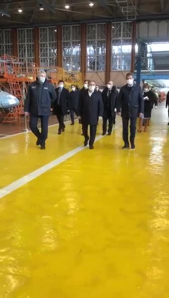 Рустам Минниханов посетил Казанский вертолетный завод во время пандемии