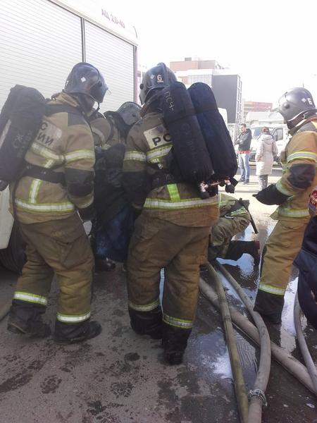 Из горящего здания на улице Гвардейской в Казани спасли рабочего